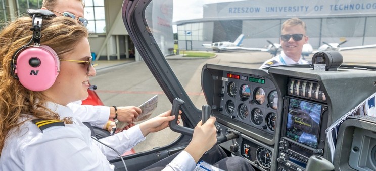 O bezpieczeństwie lotniczym on-line. Konferencja OKL PRz